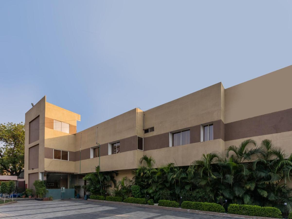 آغْرا Oyo 72937 Hotel Tyagraj المظهر الخارجي الصورة